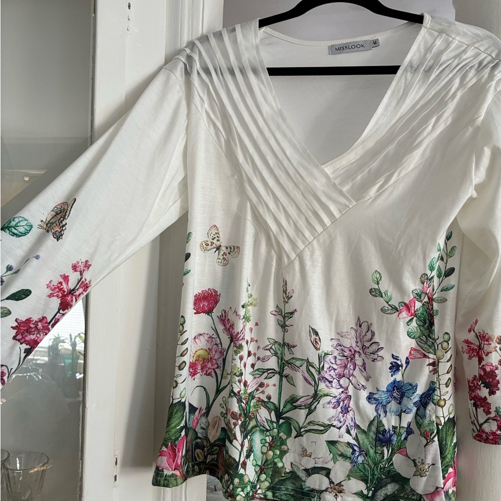 MISSLOOK White Floral V-Neck Blouse